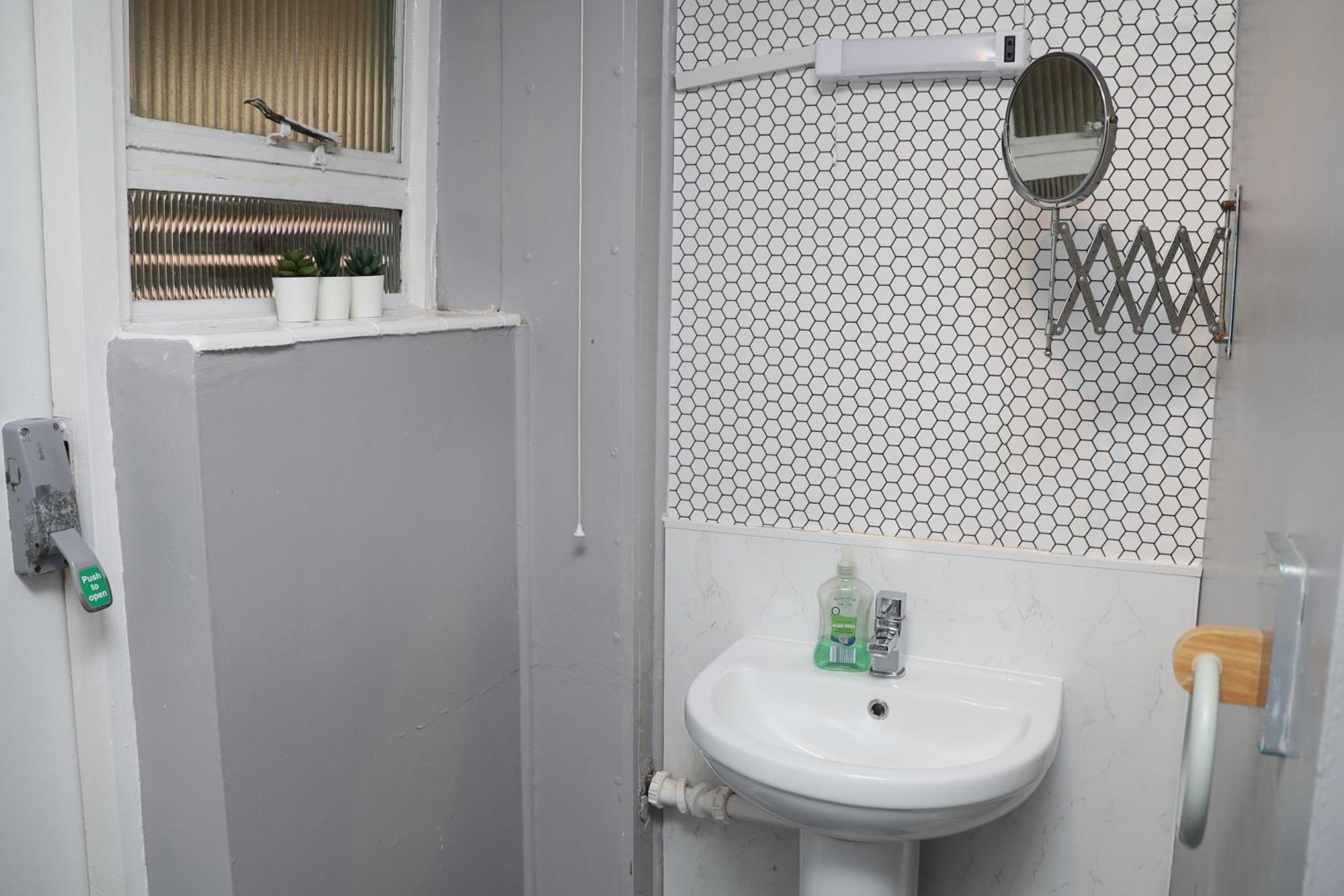 Superb 3 Bedroom Flat In Stafford Eksteriør billede